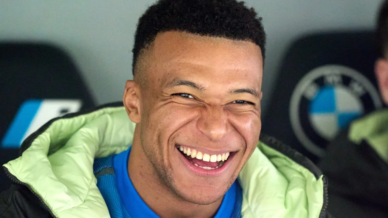 أزمة المستحقات.. هل يكشف باريس سان جيرمان كواليس مفاوضات مبابي لمنع فضيحة قانونية؟